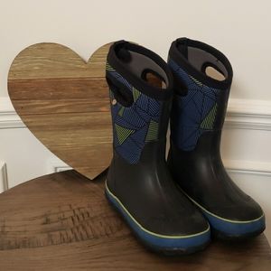 BOGS Boys Snow Boots Black with Blue Green Designs